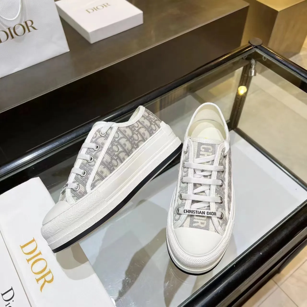 💕💕Factory direct selling price p520💕💕, Dijia's popular presbyopic thick-soled embroidery, the goddess style Dior's 2023 big hit, the upper inherits the classic presbyopic series, the lining is sheepskin, the cowhide foot pads, the rubber outsole is lightweight, the outsole is 5cm thick, it will make you have longer legs instantly, super versatile, a must-have for everyone. Code number: 35-41 (34, 41, 42 can be customized) Tiger head series, black, gray, pink and blue, four colors
